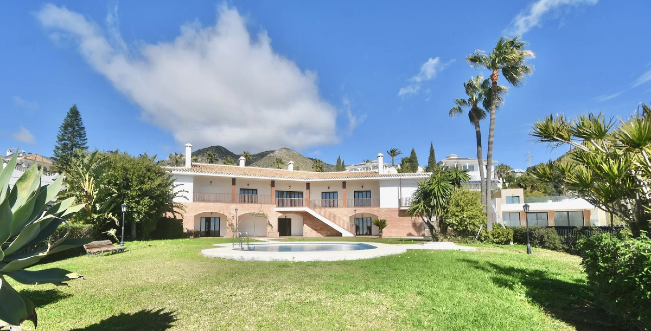 Detached villa with panoramic sea views in Benalmádena – 7 bedrooms, pool, and large plot