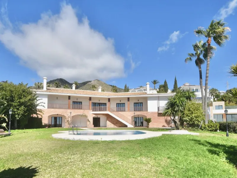 Detached villa with panoramic sea views in Benalmádena – 7 bedrooms, pool, and large plot