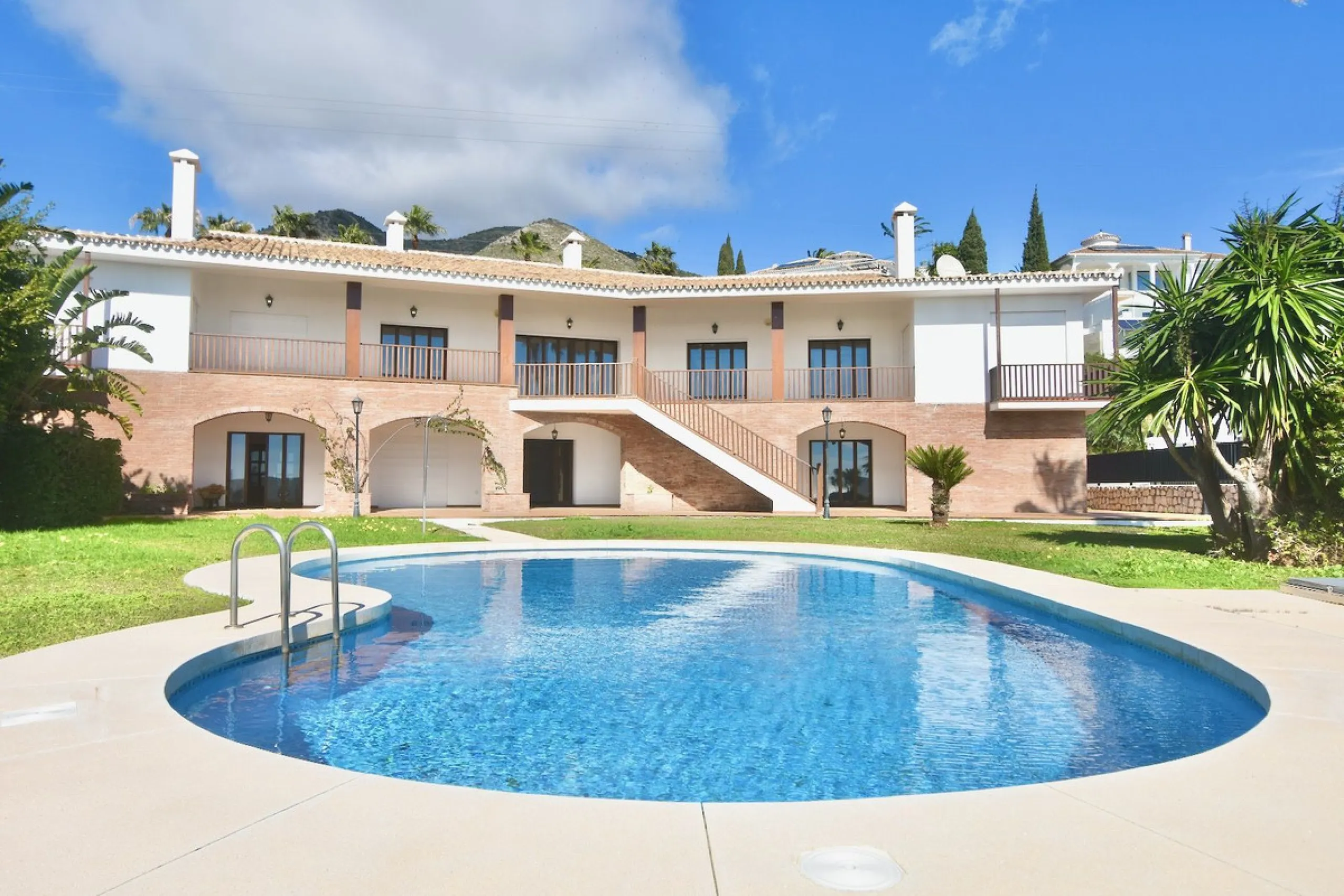 Detached villa with panoramic sea views in Benalmádena – 7 bedrooms, pool, and large plot