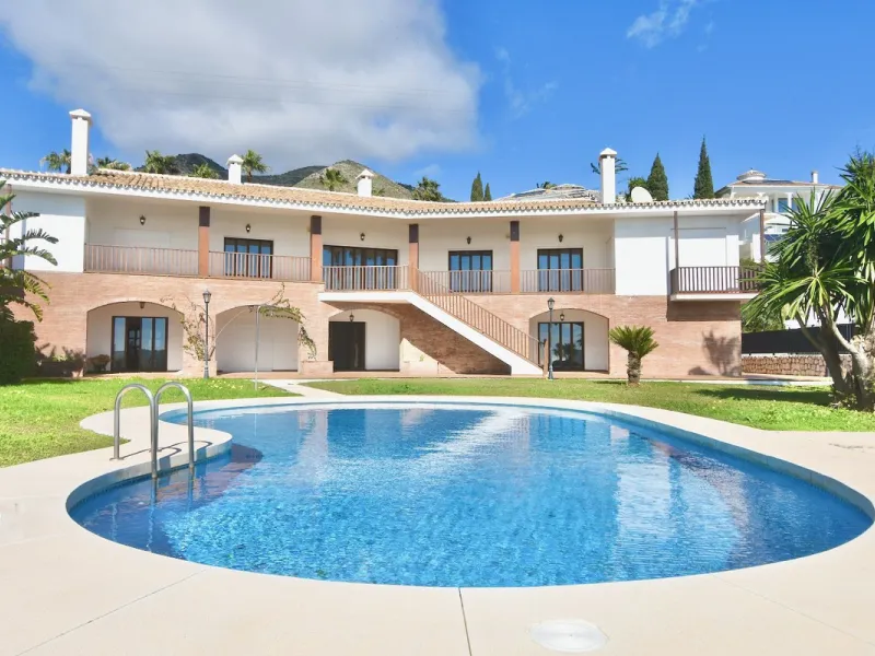 Detached villa with panoramic sea views in Benalmádena – 7 bedrooms, pool, and large plot