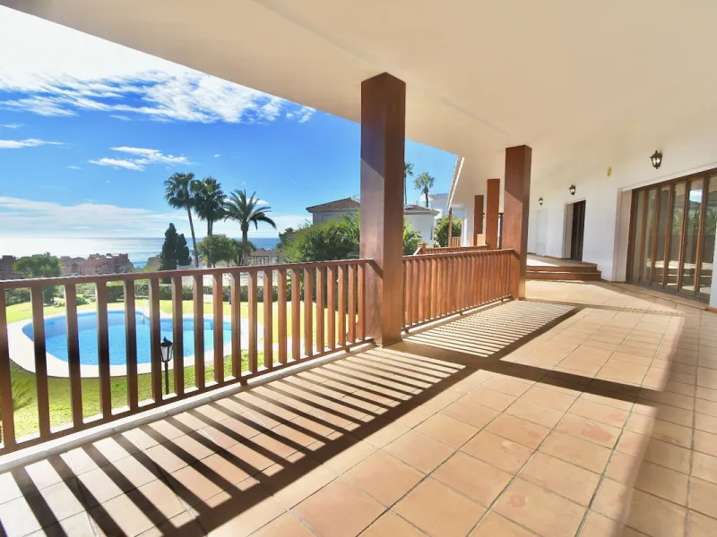 Detached villa with panoramic sea views in Benalmádena – 7 bedrooms, pool, and large plot
