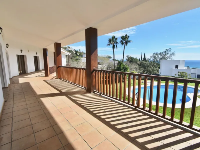 Detached villa with panoramic sea views in Benalmádena – 7 bedrooms, pool, and large plot