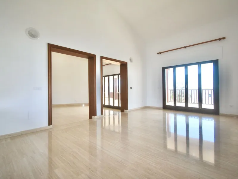 Detached villa with panoramic sea views in Benalmádena – 7 bedrooms, pool, and large plot