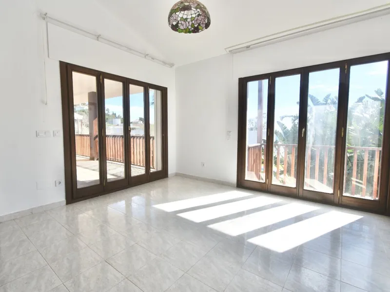 Detached villa with panoramic sea views in Benalmádena – 7 bedrooms, pool, and large plot