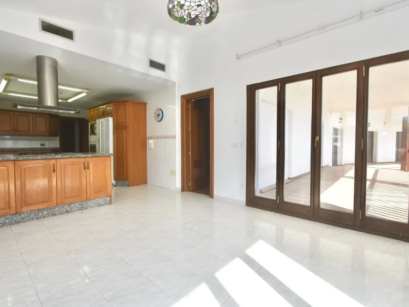 Detached villa with panoramic sea views in Benalmádena – 7 bedrooms, pool, and large plot