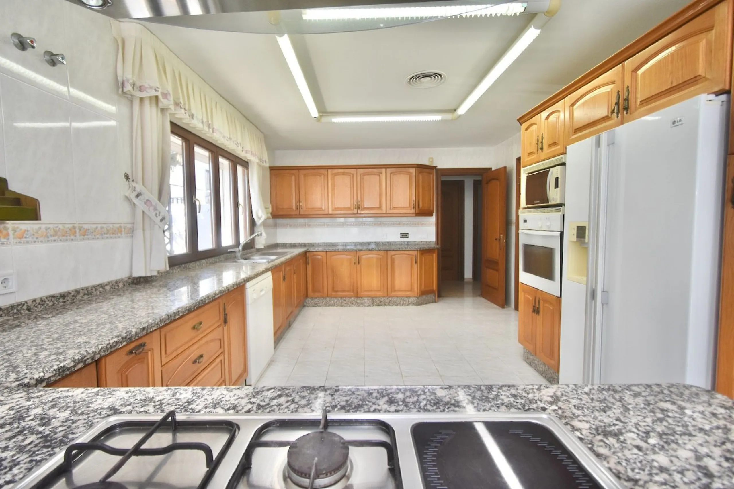 Detached villa with panoramic sea views in Benalmádena – 7 bedrooms, pool, and large plot