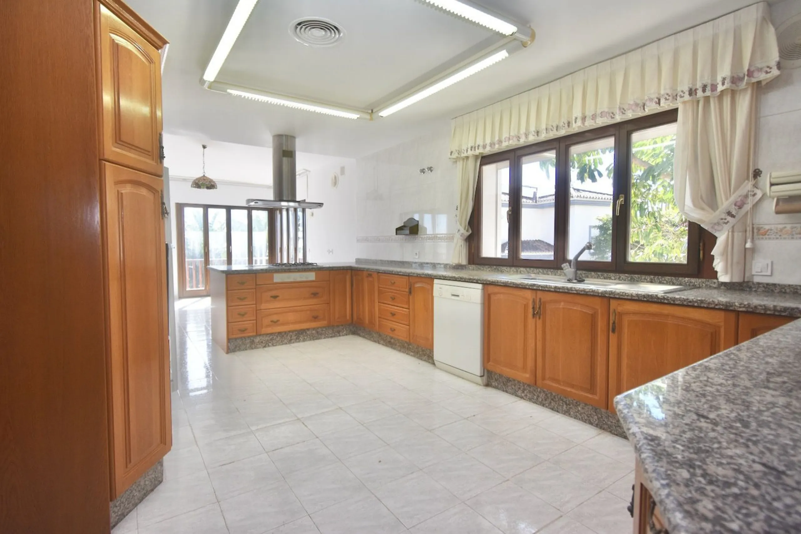 Detached villa with panoramic sea views in Benalmádena – 7 bedrooms, pool, and large plot
