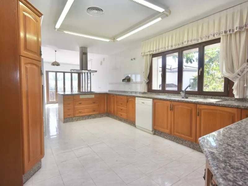 Detached villa with panoramic sea views in Benalmádena – 7 bedrooms, pool, and large plot