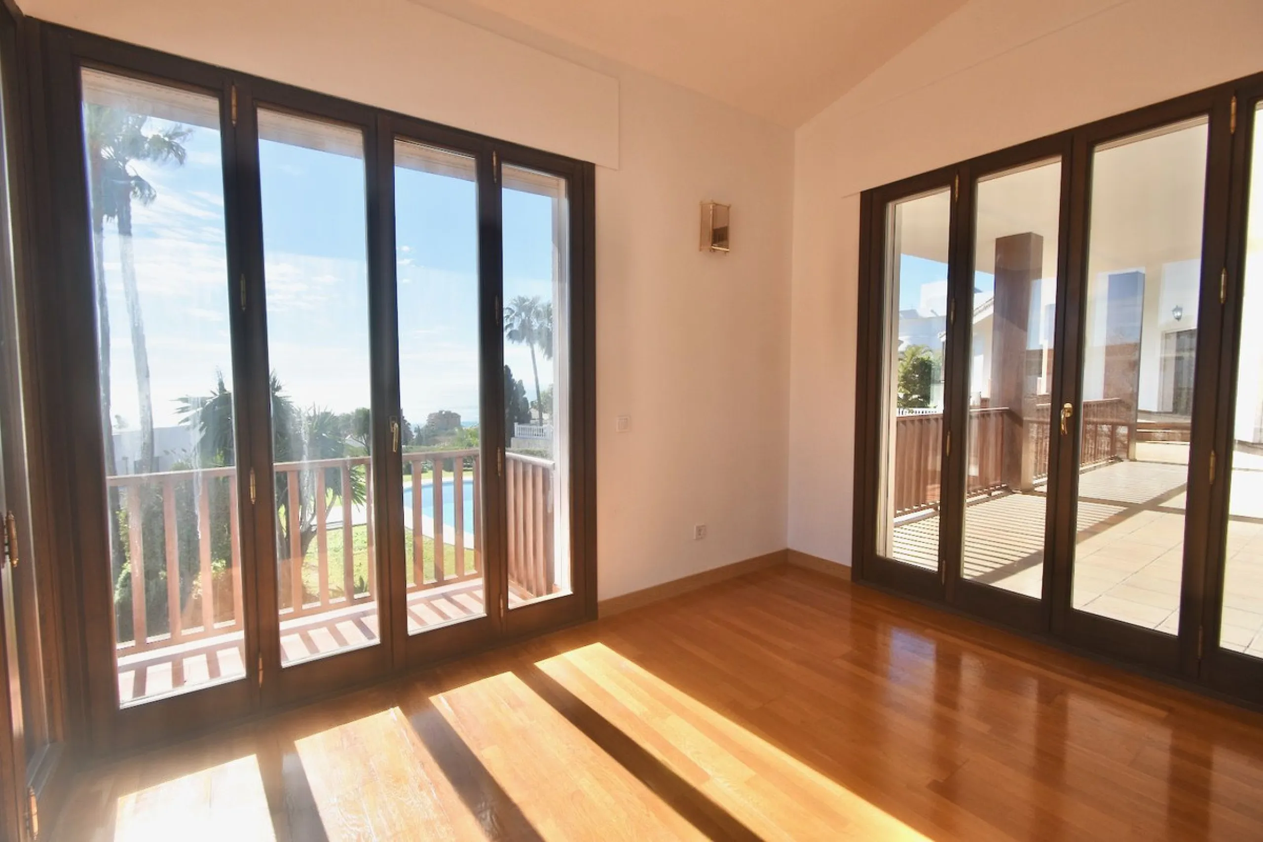 Detached villa with panoramic sea views in Benalmádena – 7 bedrooms, pool, and large plot