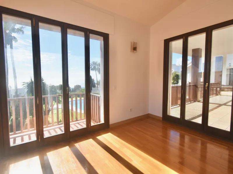Detached villa with panoramic sea views in Benalmádena – 7 bedrooms, pool, and large plot