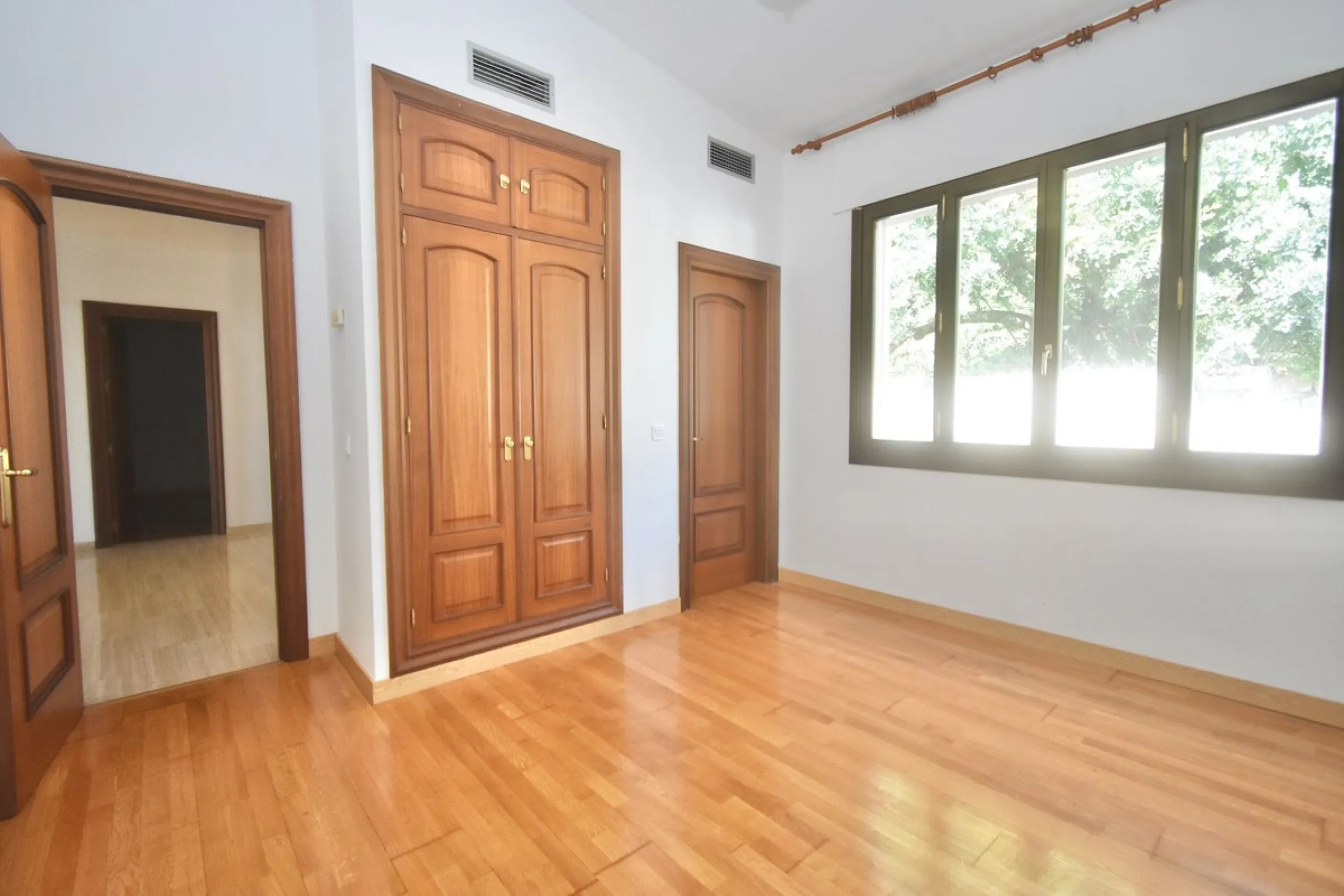 Detached villa with panoramic sea views in Benalmádena – 7 bedrooms, pool, and large plot