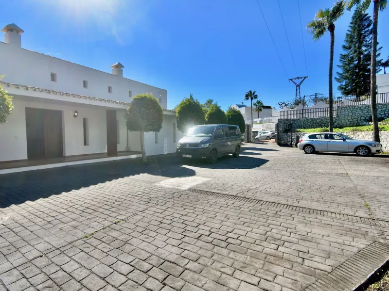 Detached villa with panoramic sea views in Benalmádena – 7 bedrooms, pool, and large plot
