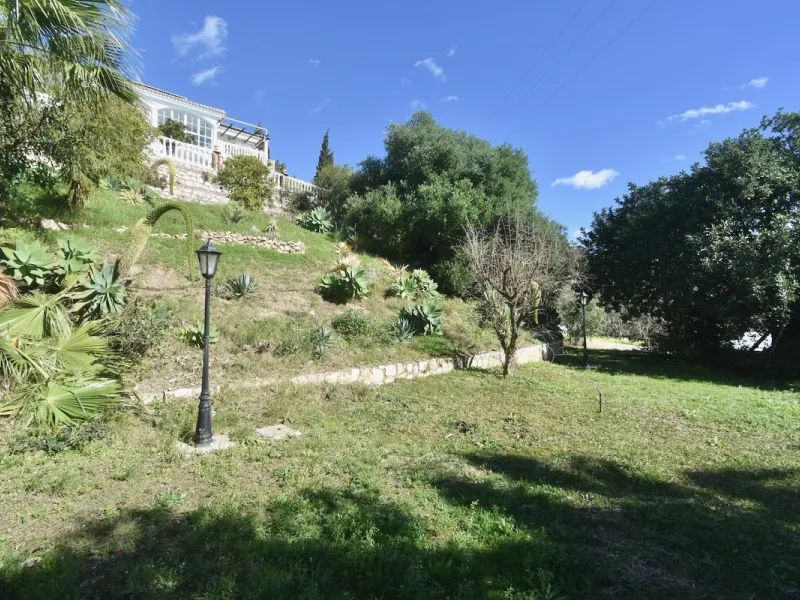 Detached villa with panoramic sea views in Benalmádena – 7 bedrooms, pool, and large plot