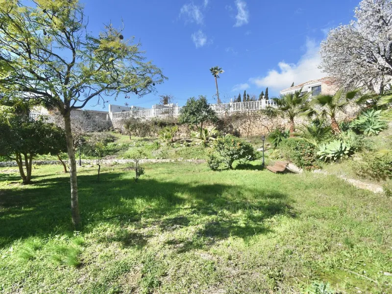 Detached villa with panoramic sea views in Benalmádena – 7 bedrooms, pool, and large plot