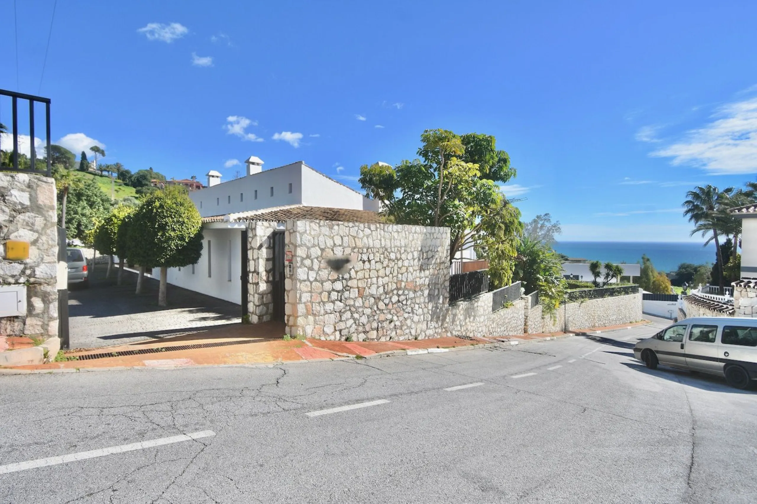 Detached villa with panoramic sea views in Benalmádena – 7 bedrooms, pool, and large plot