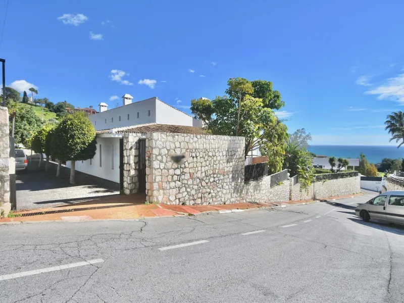 Detached villa with panoramic sea views in Benalmádena – 7 bedrooms, pool, and large plot