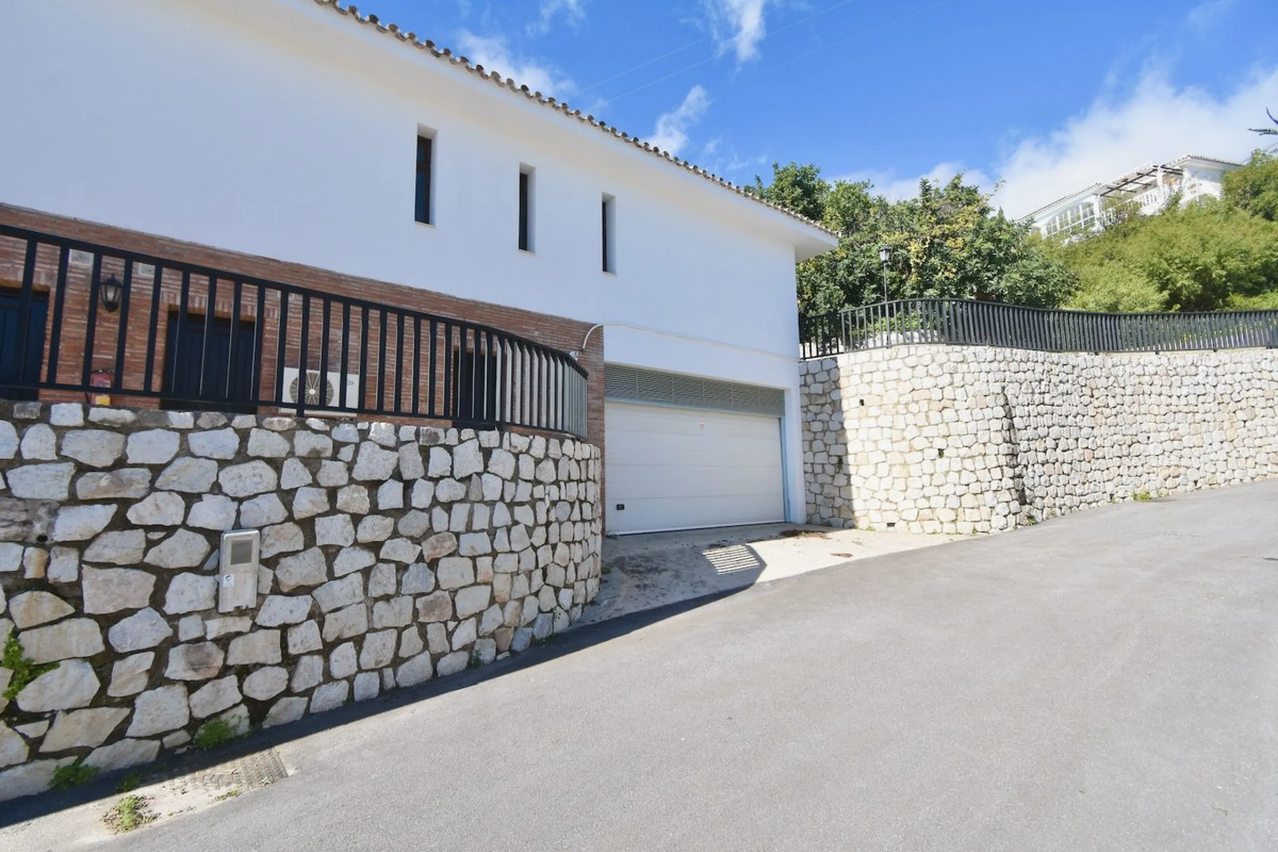 Detached villa with panoramic sea views in Benalmádena – 7 bedrooms, pool, and large plot