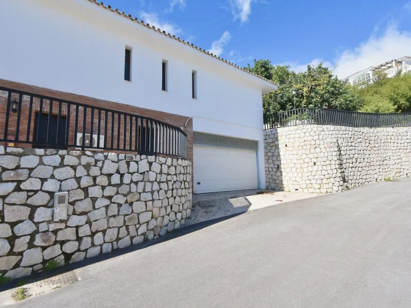 Detached villa with panoramic sea views in Benalmádena – 7 bedrooms, pool, and large plot
