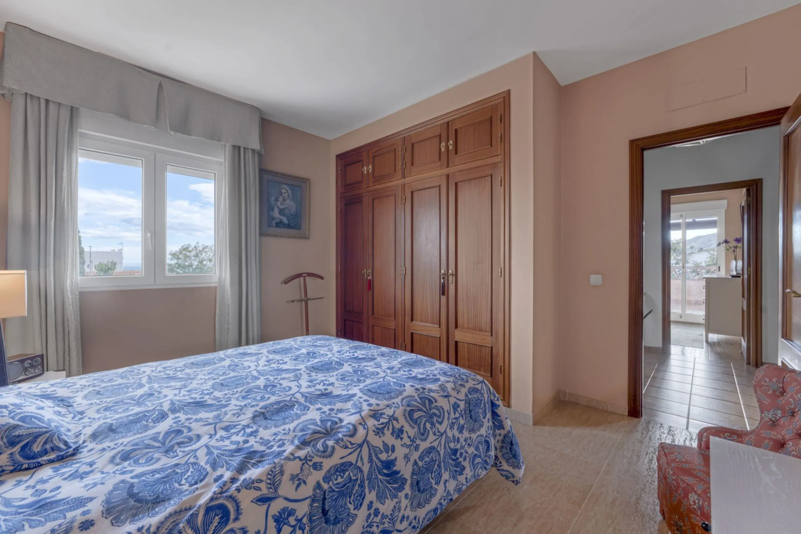 Diese beeindruckende Villa mit Aussicht – der ideale Rückzugsort für Ihre Familie