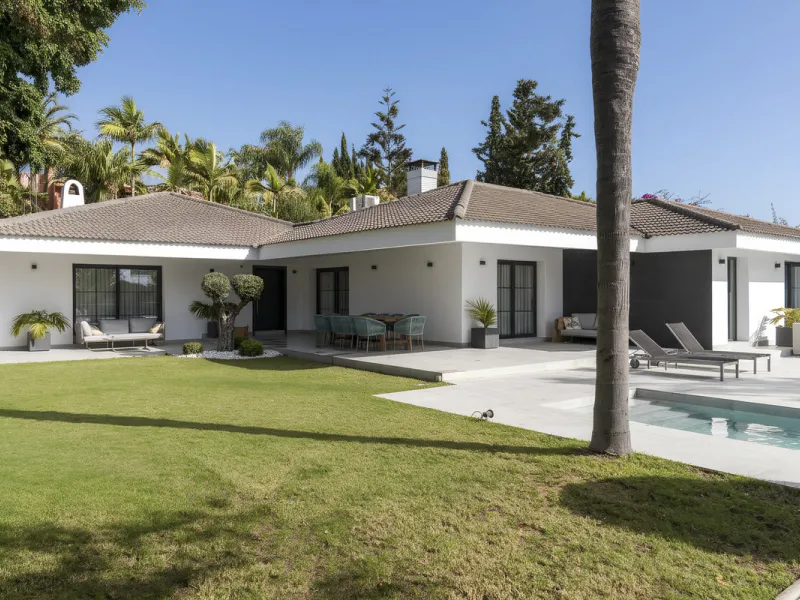 House - Detached Villa в продаже в Marbella, Málaga. В доме 5 спален и 4 ванных комнат. Площадь дома 537 м². Площадь участка 2483 м²