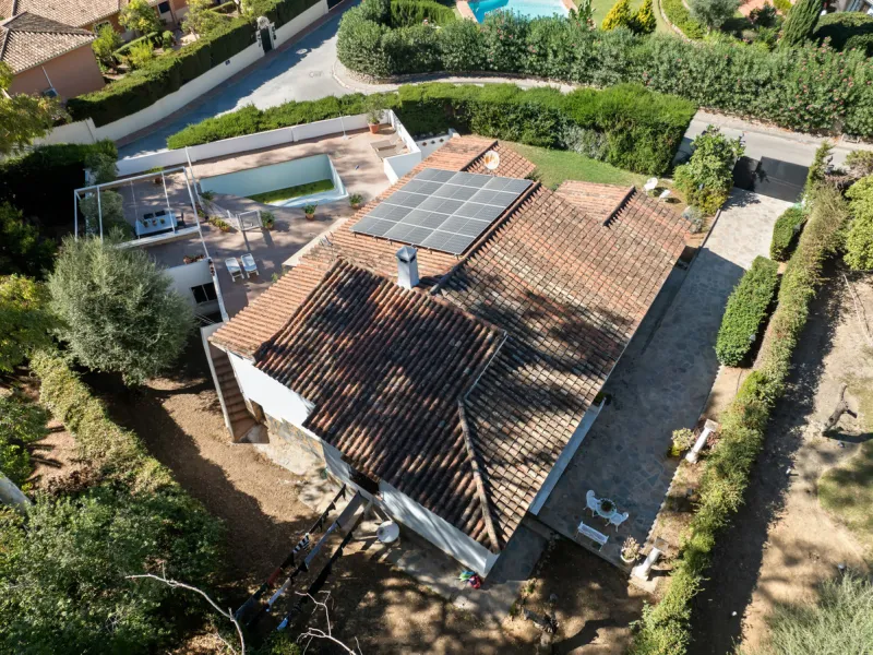 This charming Andalusian/Mediterranean style home is located in La Merced, one of Marbella's most exclusive and peaceful residential areas. Its prime location places it just a short distance from the beach, the city center, and a wide range of amenities s