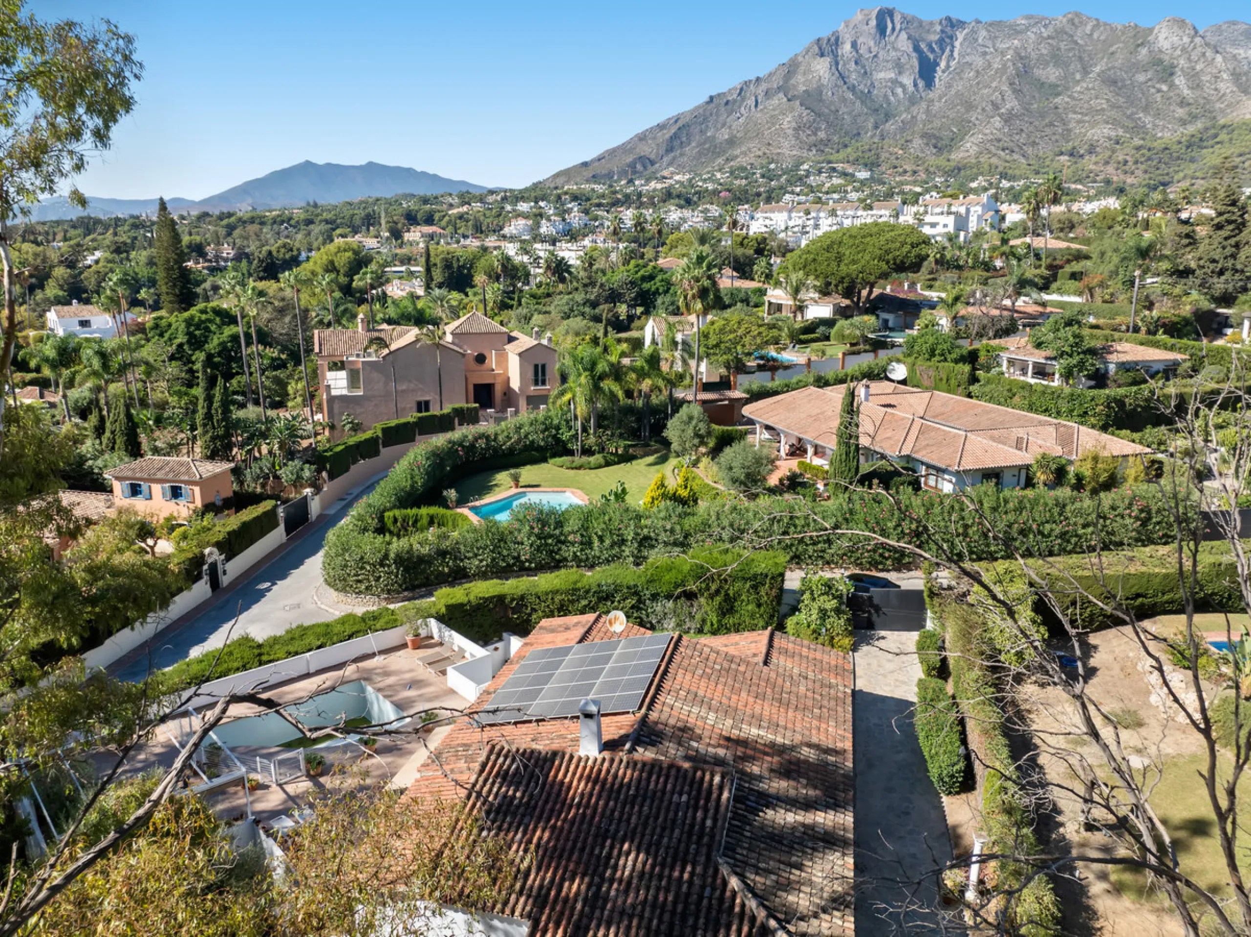 House - Detached Villa в продаже в Marbella, Málaga. В доме 4 спален и 5 ванных комнат. Площадь дома 400 м². Площадь участка 928 м²