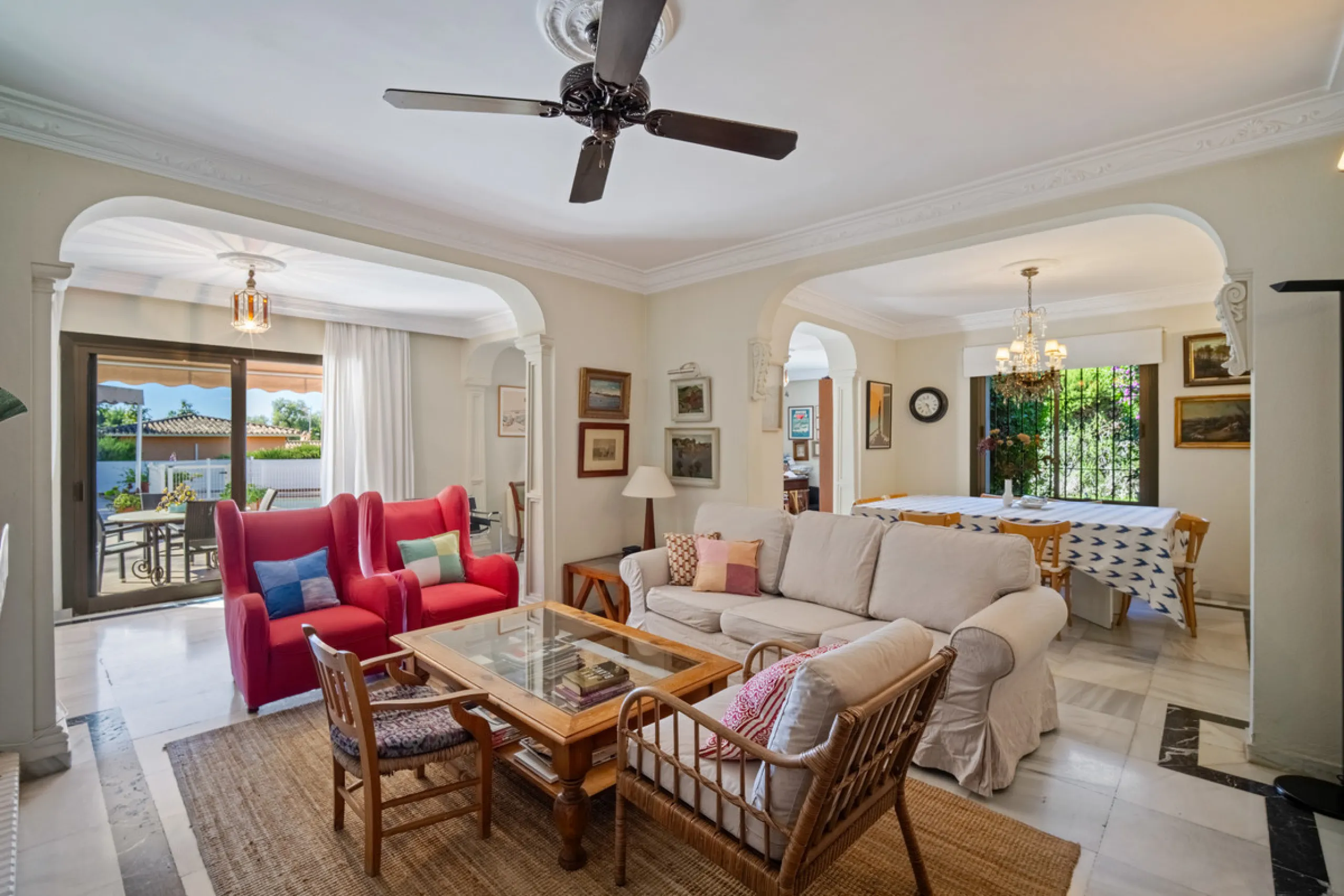 House - Detached Villa в продаже в Marbella, Málaga. В доме 4 спален и 5 ванных комнат. Площадь дома 400 м². Площадь участка 928 м²
