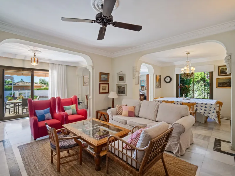 House - Detached Villa в продаже в Marbella, Málaga. В доме 4 спален и 5 ванных комнат. Площадь дома 400 м². Площадь участка 928 м²