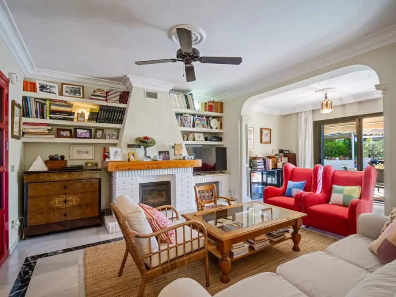 House - Detached Villa в продаже в Marbella, Málaga. В доме 4 спален и 5 ванных комнат. Площадь дома 400 м². Площадь участка 928 м²