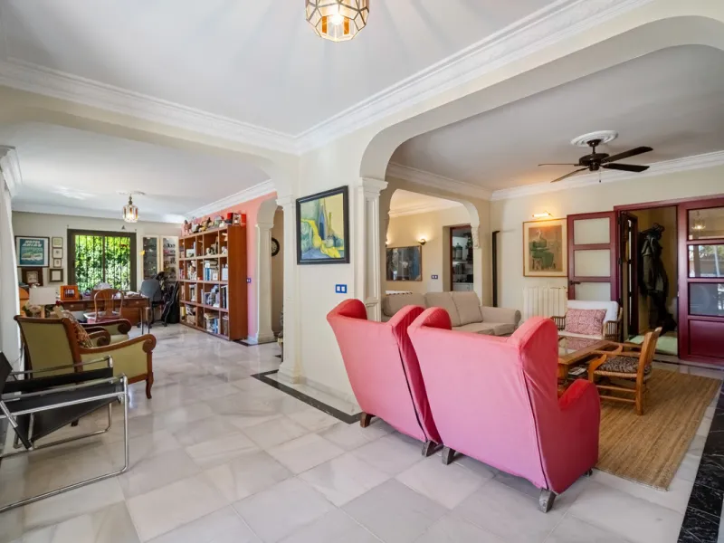House - Detached Villa в продаже в Marbella, Málaga. В доме 4 спален и 5 ванных комнат. Площадь дома 400 м². Площадь участка 928 м²