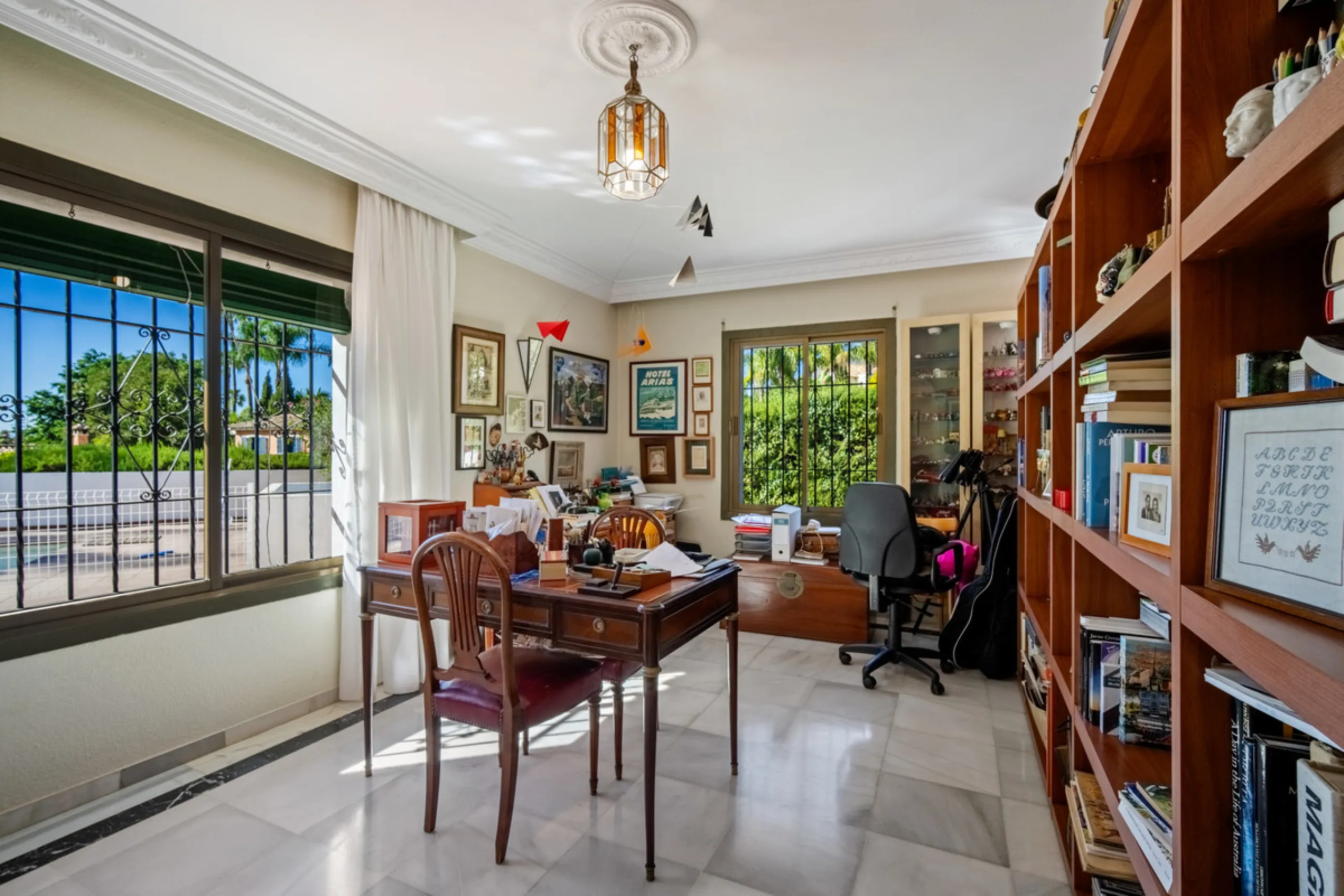House - Detached Villa в продаже в Marbella, Málaga. В доме 4 спален и 5 ванных комнат. Площадь дома 400 м². Площадь участка 928 м²