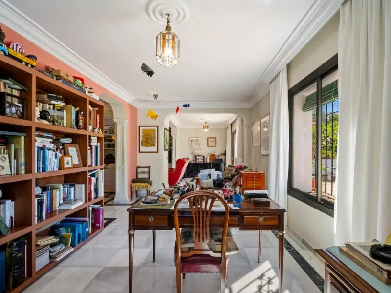 House - Detached Villa в продаже в Marbella, Málaga. В доме 4 спален и 5 ванных комнат. Площадь дома 400 м². Площадь участка 928 м²