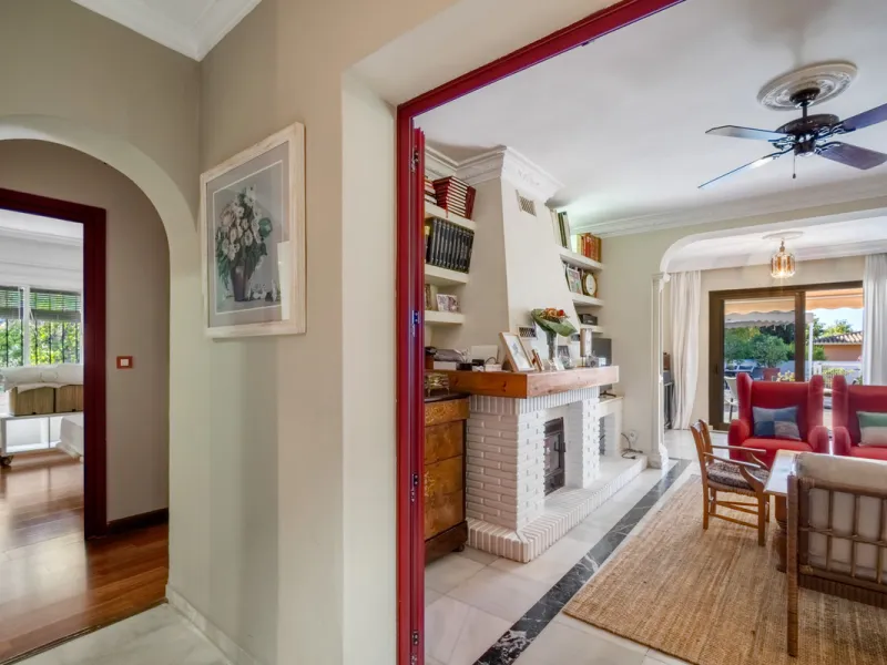 House - Detached Villa в продаже в Marbella, Málaga. В доме 4 спален и 5 ванных комнат. Площадь дома 400 м². Площадь участка 928 м²