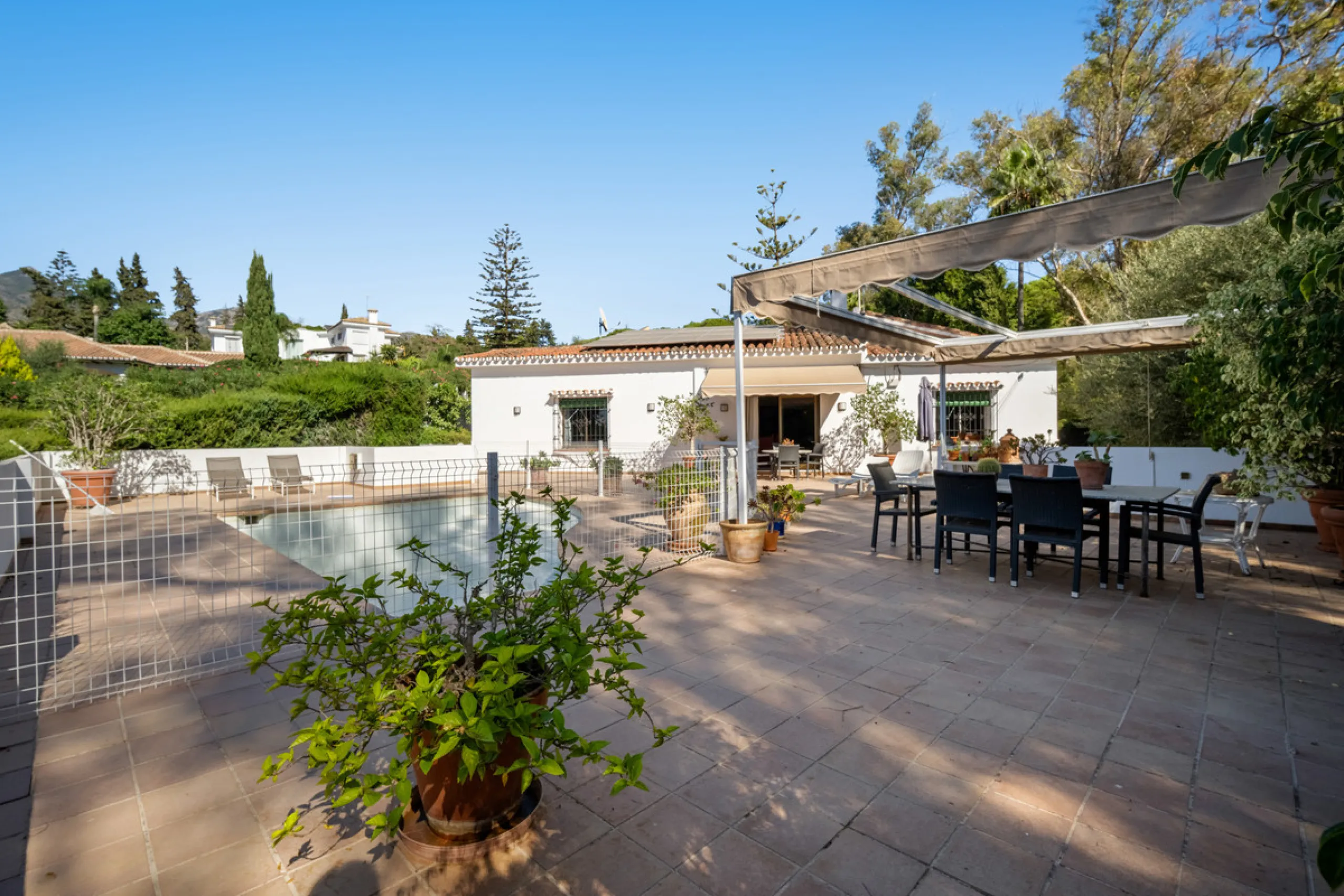 House - Detached Villa в продаже в Marbella, Málaga. В доме 4 спален и 5 ванных комнат. Площадь дома 400 м². Площадь участка 928 м²