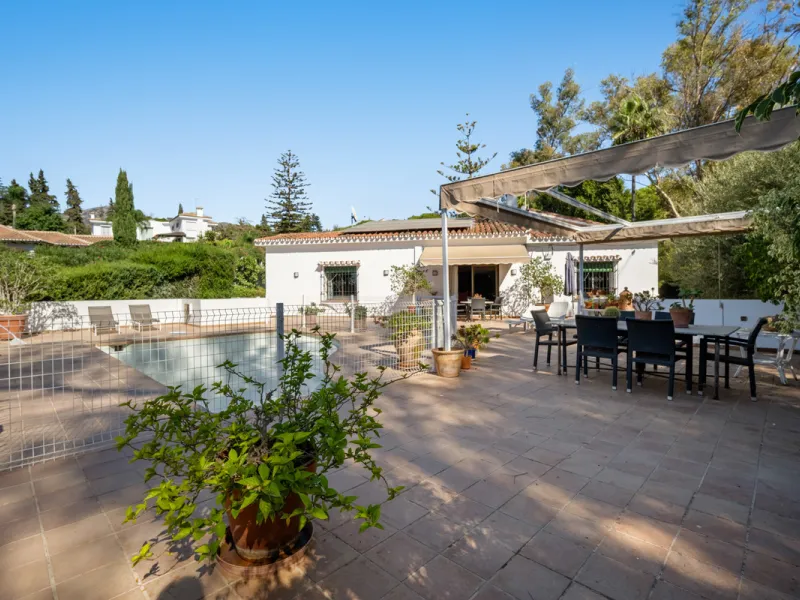 House - Detached Villa в продаже в Marbella, Málaga. В доме 4 спален и 5 ванных комнат. Площадь дома 400 м². Площадь участка 928 м²