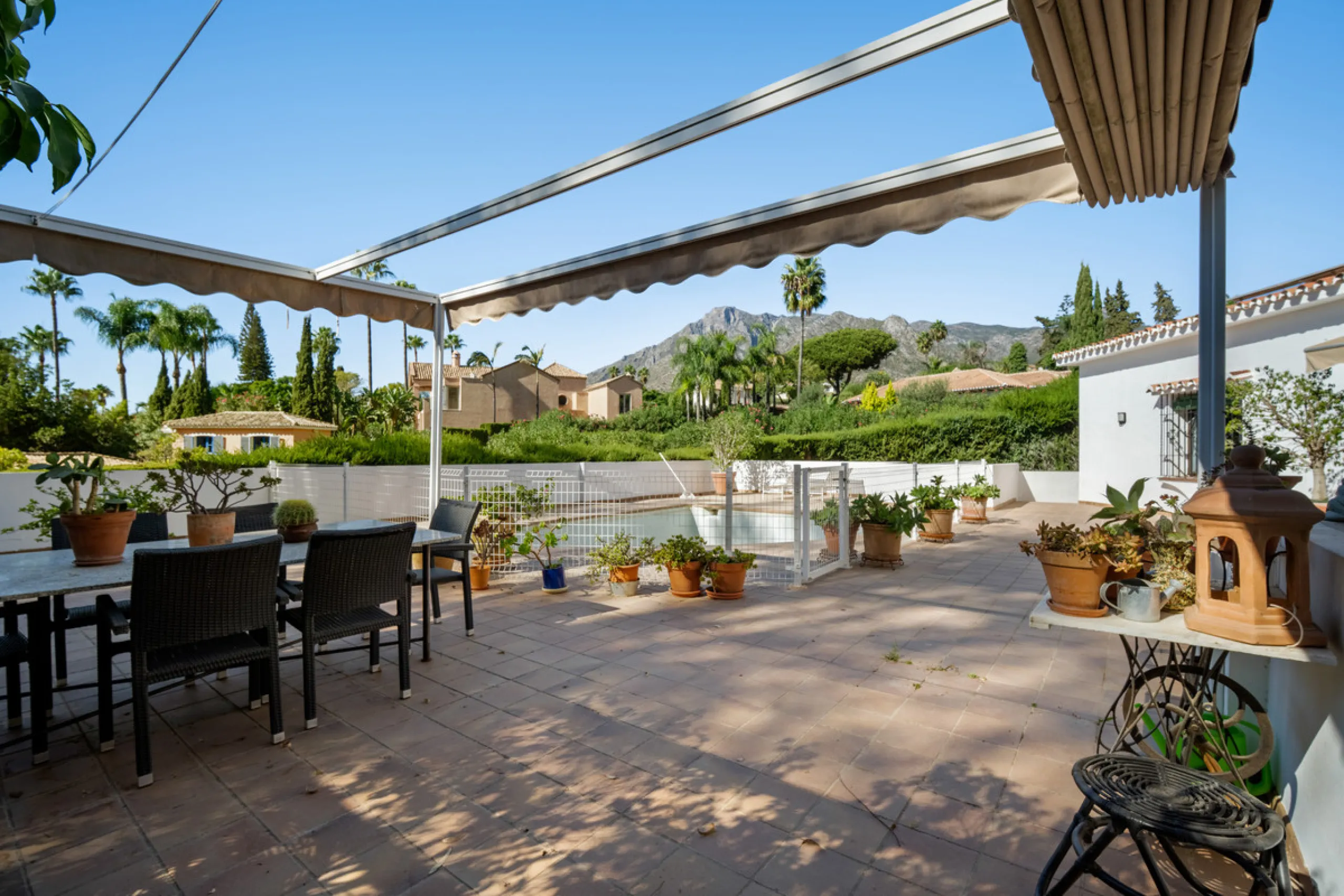 House - Detached Villa в продаже в Marbella, Málaga. В доме 4 спален и 5 ванных комнат. Площадь дома 400 м². Площадь участка 928 м²