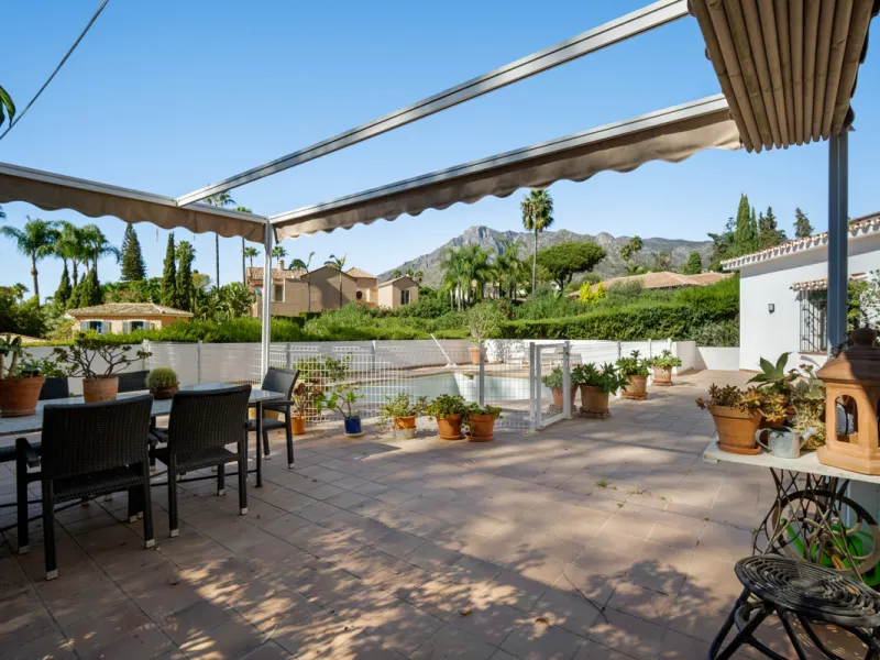 House - Detached Villa в продаже в Marbella, Málaga. В доме 4 спален и 5 ванных комнат. Площадь дома 400 м². Площадь участка 928 м²