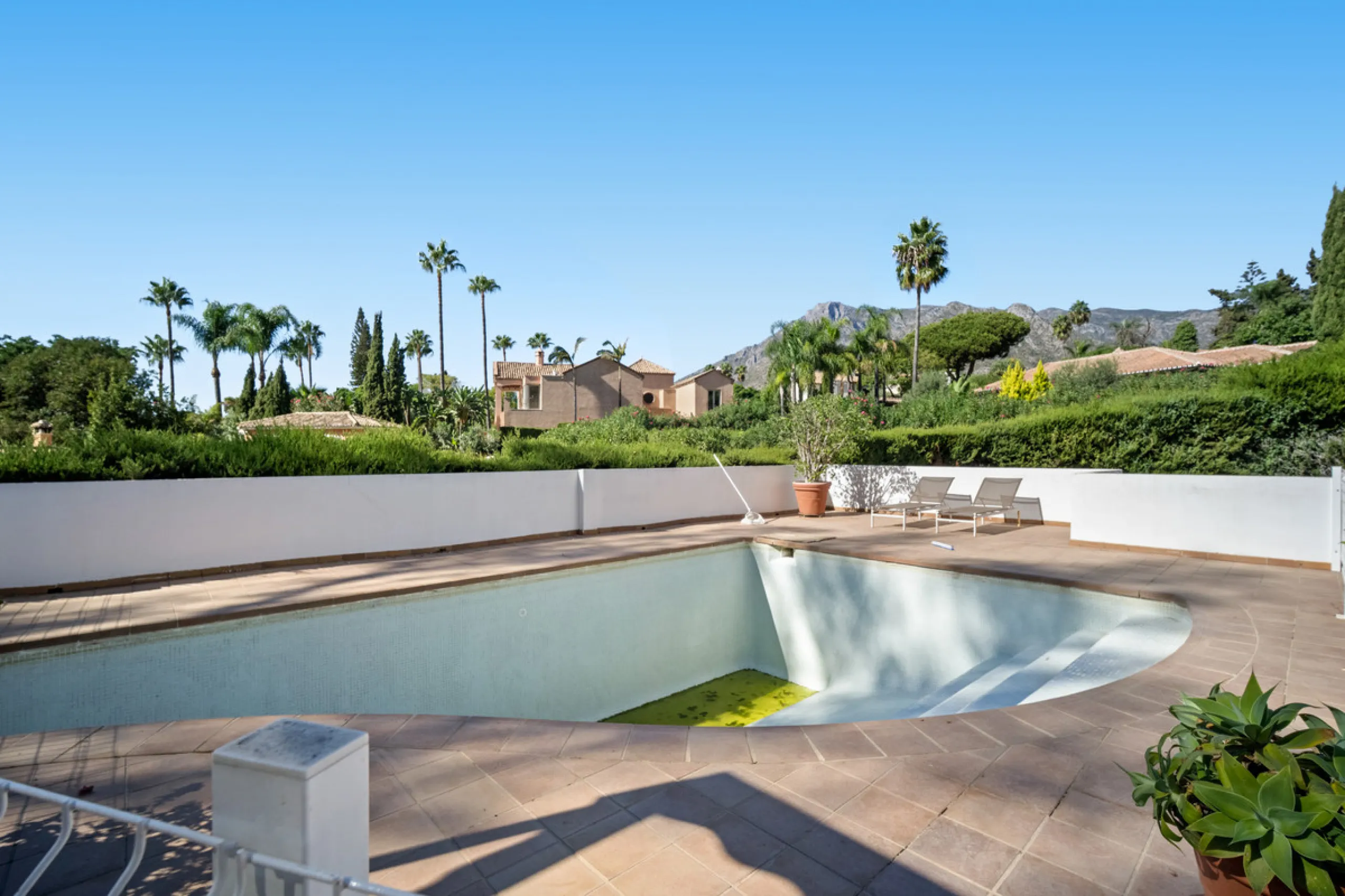House - Detached Villa в продаже в Marbella, Málaga. В доме 4 спален и 5 ванных комнат. Площадь дома 400 м². Площадь участка 928 м²