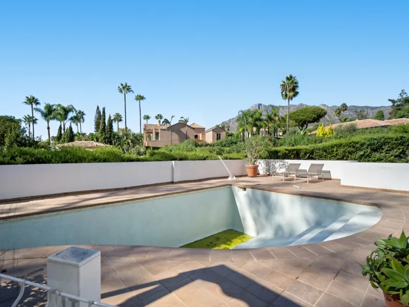 House - Detached Villa в продаже в Marbella, Málaga. В доме 4 спален и 5 ванных комнат. Площадь дома 400 м². Площадь участка 928 м²