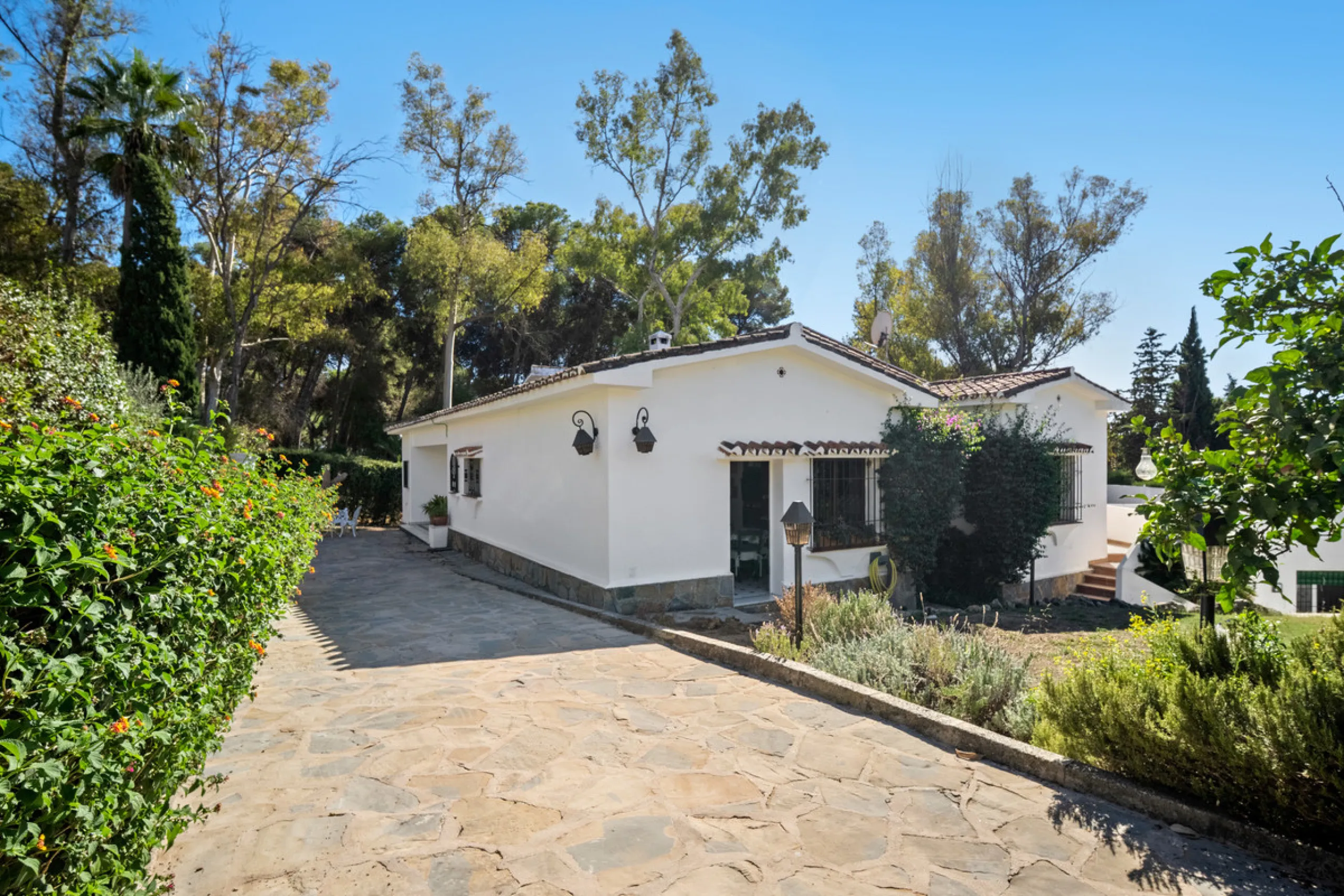 House - Detached Villa в продаже в Marbella, Málaga. В доме 4 спален и 5 ванных комнат. Площадь дома 400 м². Площадь участка 928 м²
