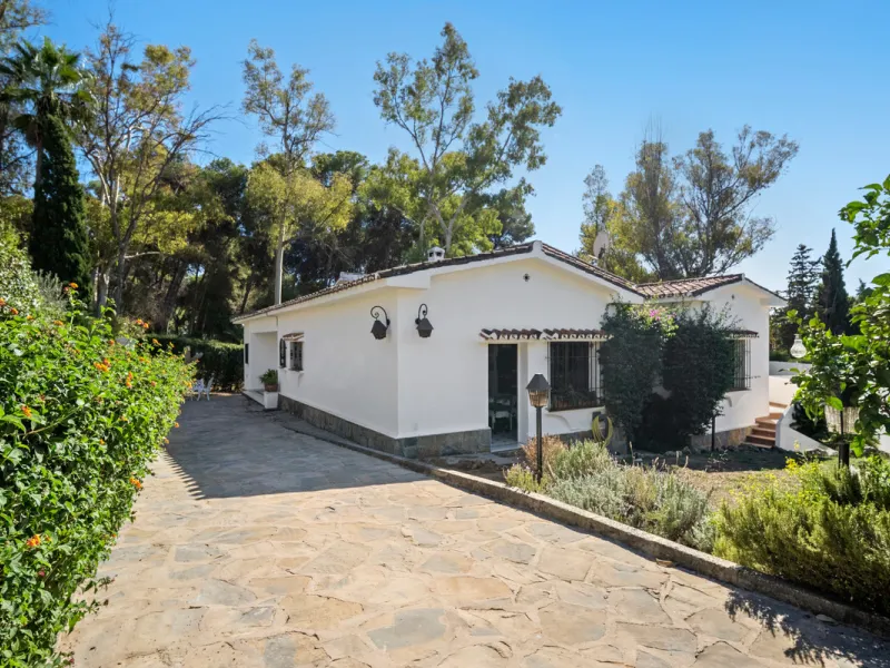 House - Detached Villa в продаже в Marbella, Málaga. В доме 4 спален и 5 ванных комнат. Площадь дома 400 м². Площадь участка 928 м²