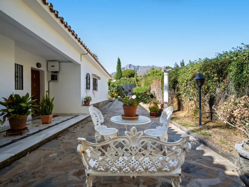 House - Detached Villa в продаже в Marbella, Málaga. В доме 4 спален и 5 ванных комнат. Площадь дома 400 м². Площадь участка 928 м²