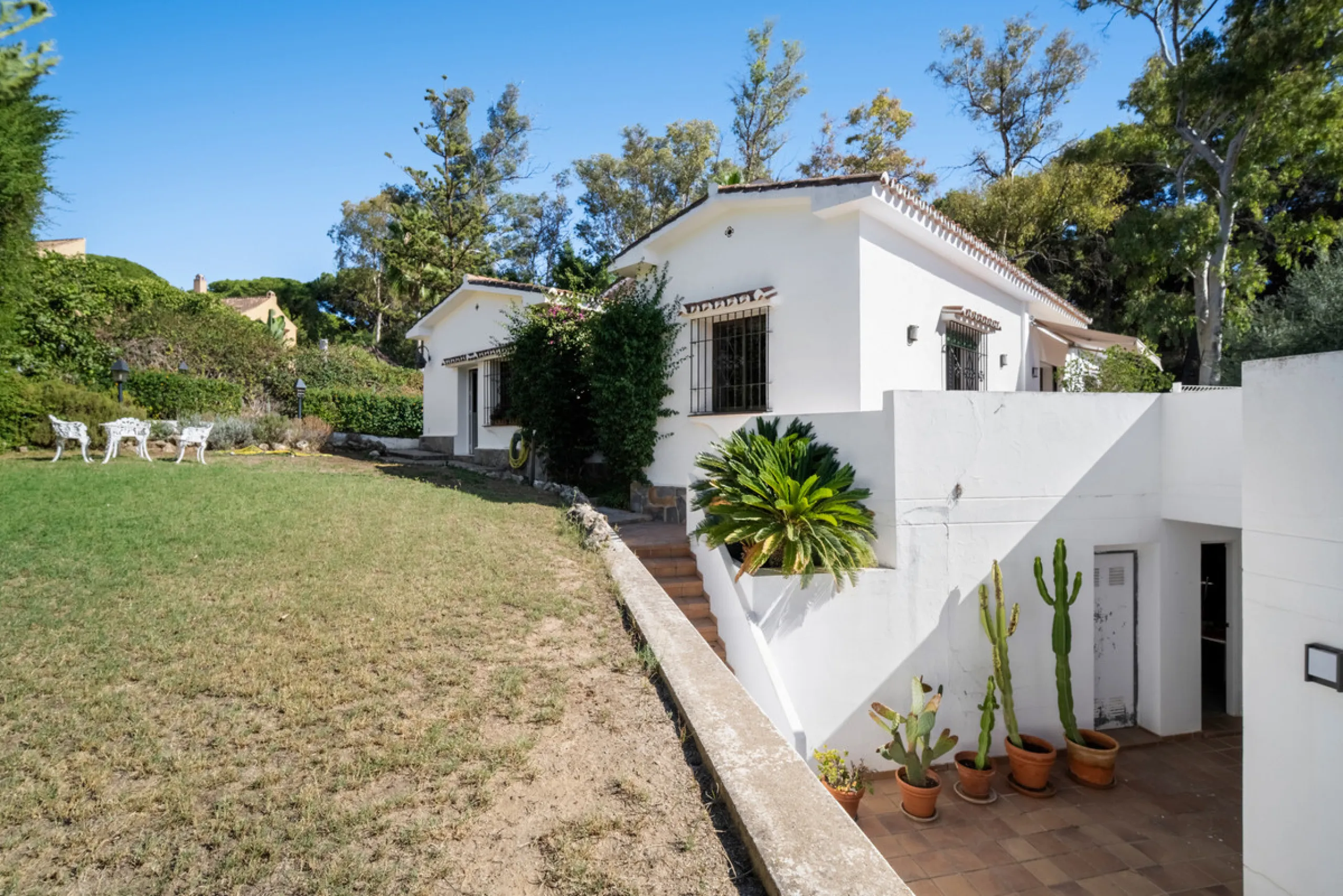 House - Detached Villa в продаже в Marbella, Málaga. В доме 4 спален и 5 ванных комнат. Площадь дома 400 м². Площадь участка 928 м²