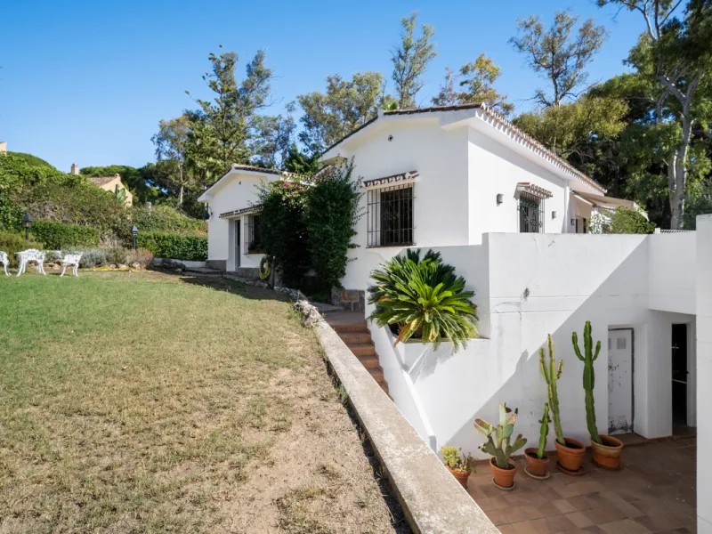 House - Detached Villa в продаже в Marbella, Málaga. В доме 4 спален и 5 ванных комнат. Площадь дома 400 м². Площадь участка 928 м²