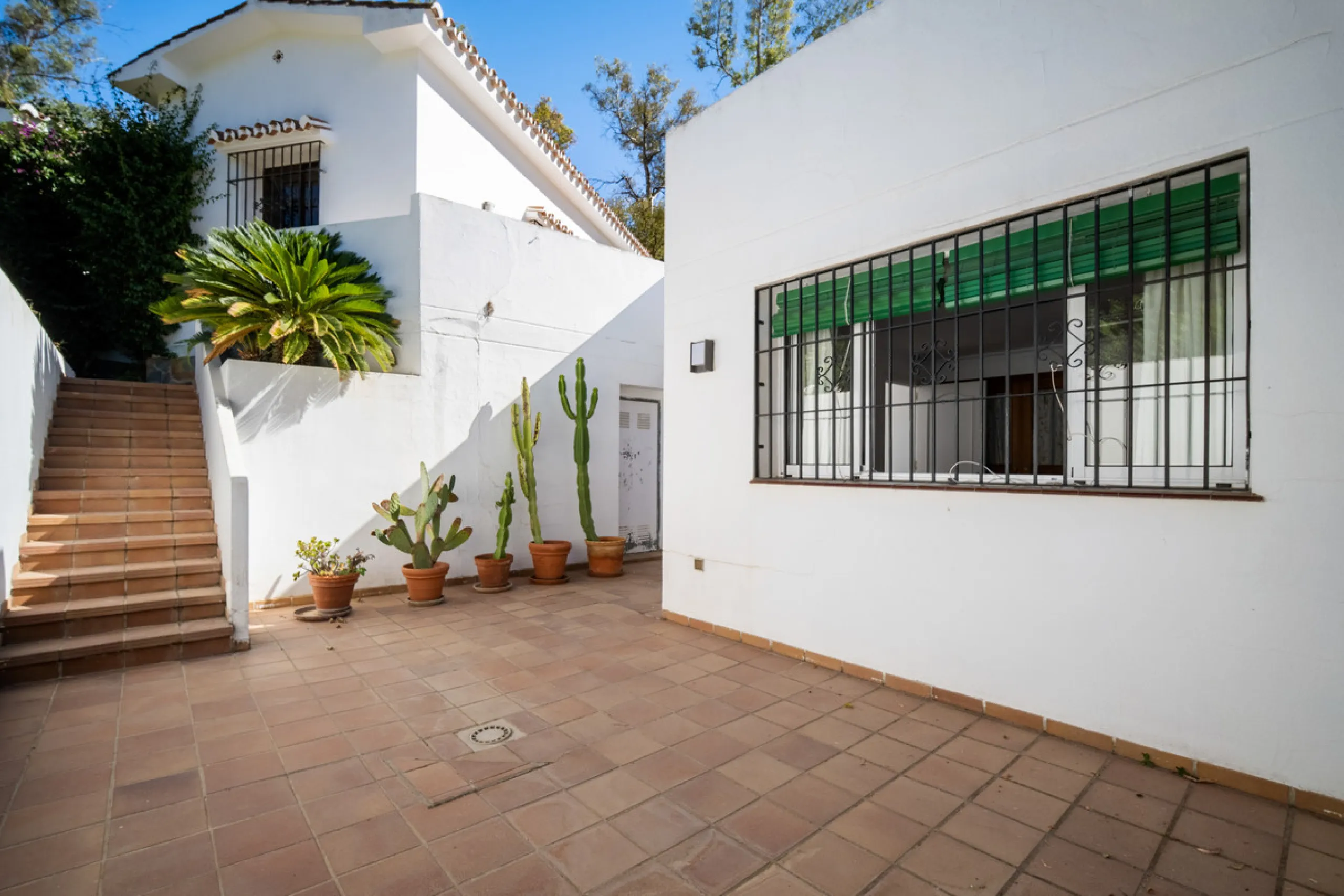 House - Detached Villa в продаже в Marbella, Málaga. В доме 4 спален и 5 ванных комнат. Площадь дома 400 м². Площадь участка 928 м²
