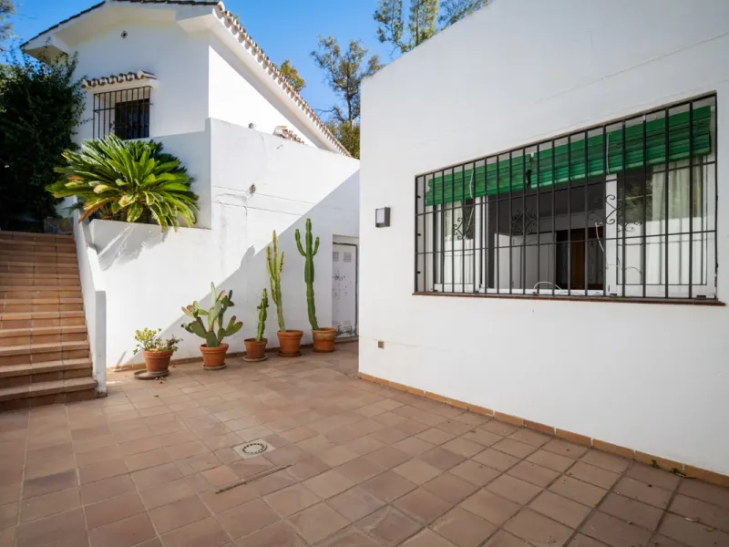 House - Detached Villa в продаже в Marbella, Málaga. В доме 4 спален и 5 ванных комнат. Площадь дома 400 м². Площадь участка 928 м²