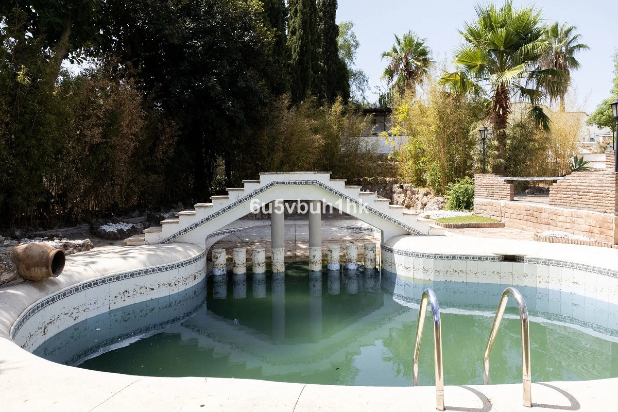 Stunning finca located in Cortijuelo de la Alcaparra with a total area of ​​1,727 m². The property has 820 m² built, distributed over two floors that house two independent homes, perfect for large families or as an investment opportunity.