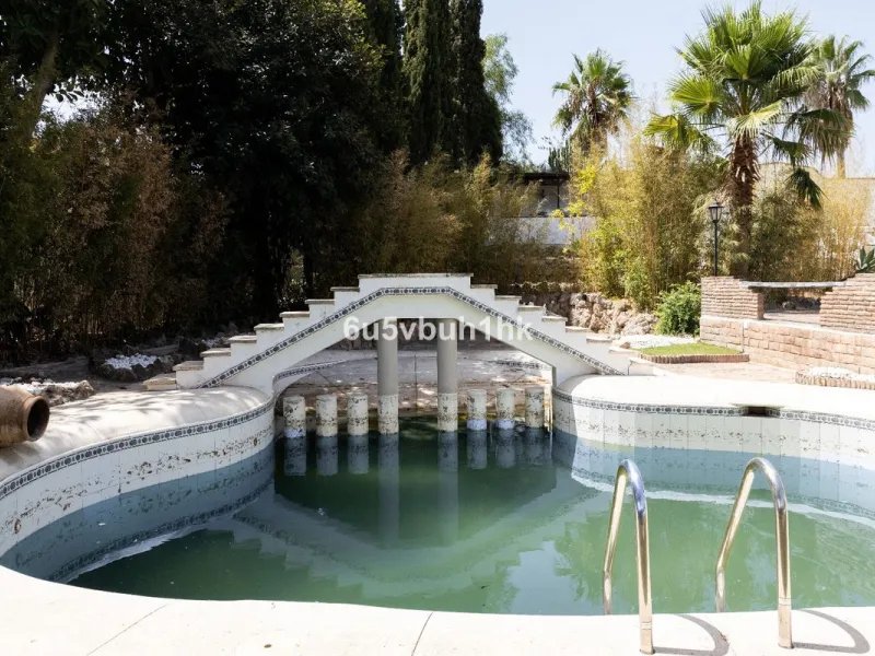Stunning finca located in Cortijuelo de la Alcaparra with a total area of ​​1,727 m². The property has 820 m² built, distributed over two floors that house two independent homes, perfect for large families or as an investment opportunity.