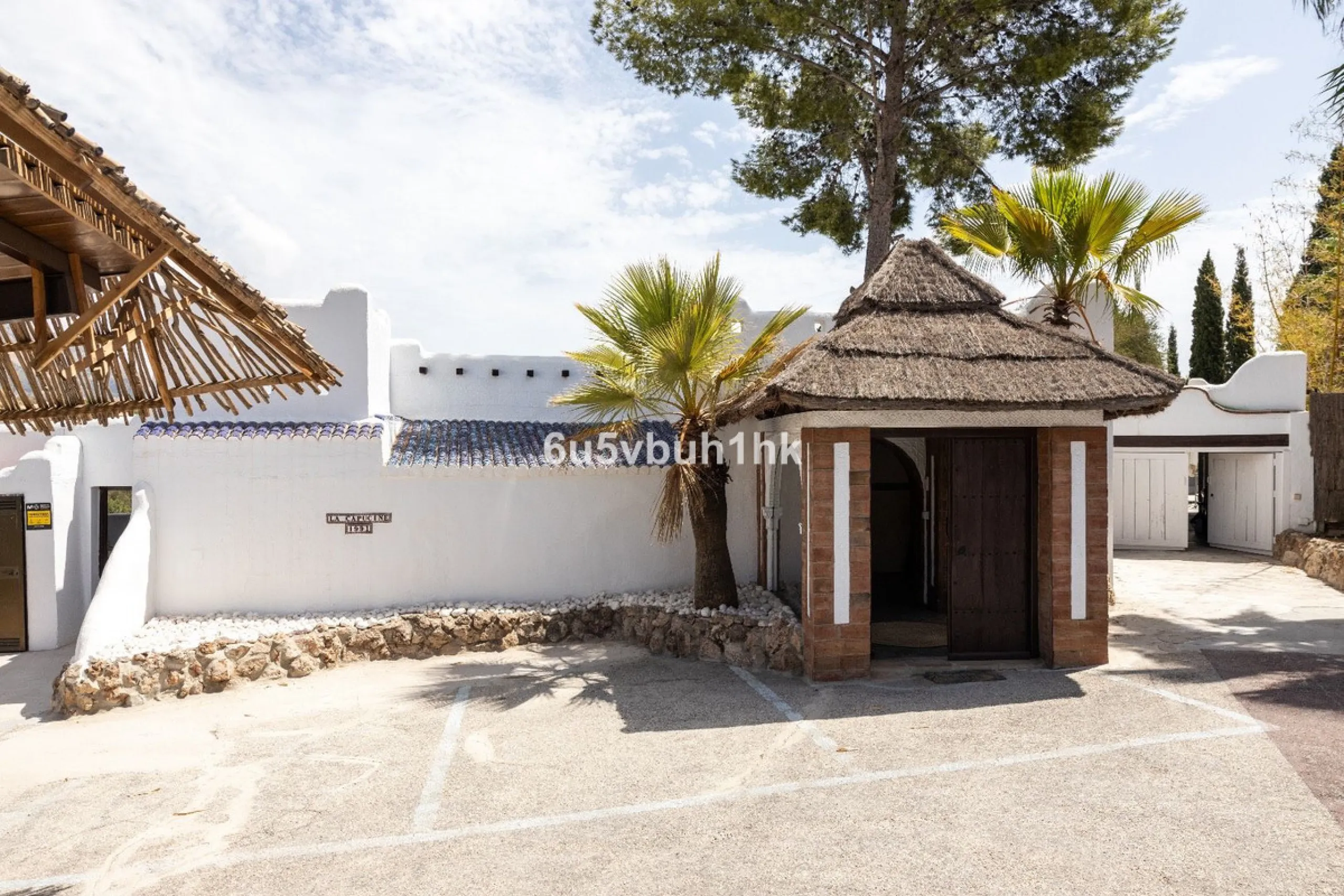 Stunning finca located in Cortijuelo de la Alcaparra with a total area of ​​1,727 m². The property has 820 m² built, distributed over two floors that house two independent homes, perfect for large families or as an investment opportunity.