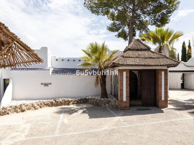 Stunning finca located in Cortijuelo de la Alcaparra with a total area of ​​1,727 m². The property has 820 m² built, distributed over two floors that house two independent homes, perfect for large families or as an investment opportunity.